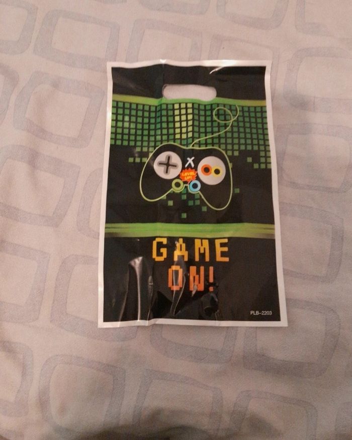 Un sachet, plaquettes de tatouage, porte clé et 2 bracelet qui s enroule. - photo numéro 3