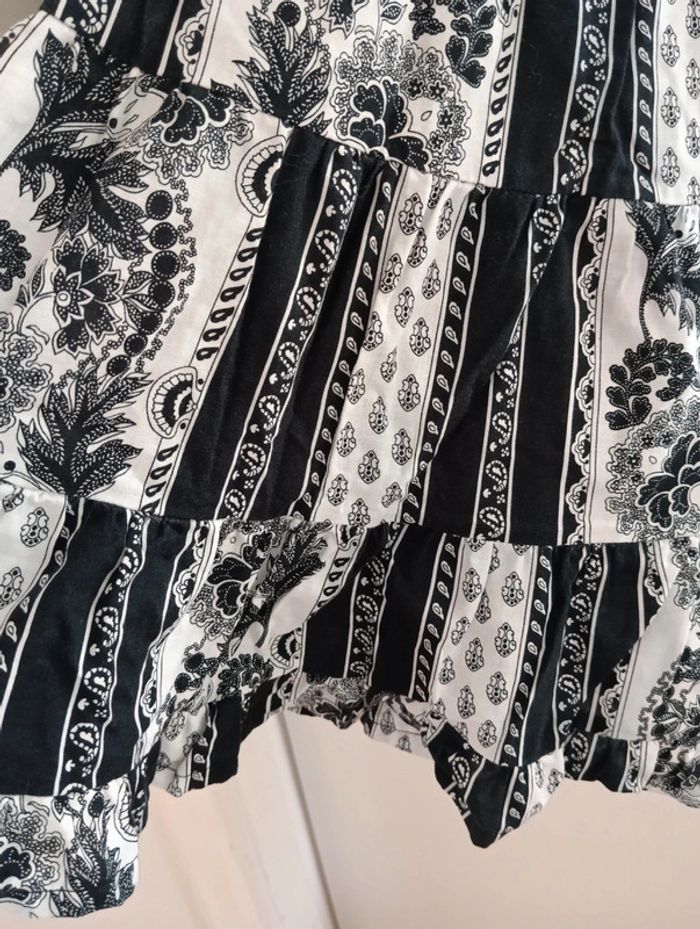 Jupe provençale vintage
Longueur midi.
Imprimé noir et blanc. - photo numéro 5