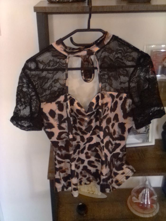 Haut leopard avec dentelle sur tout le haut neuf taille 40