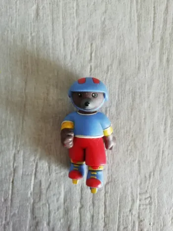 Figurine Petit ours brun patin patinage