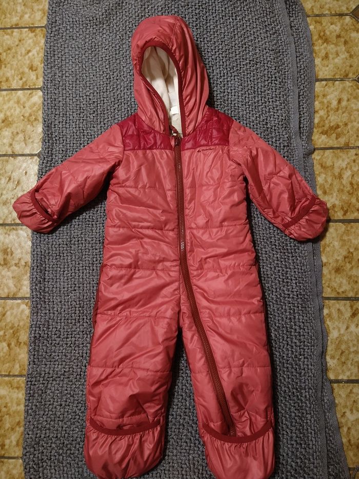Combinaison marque Quechua taille 12 mois en très bon état