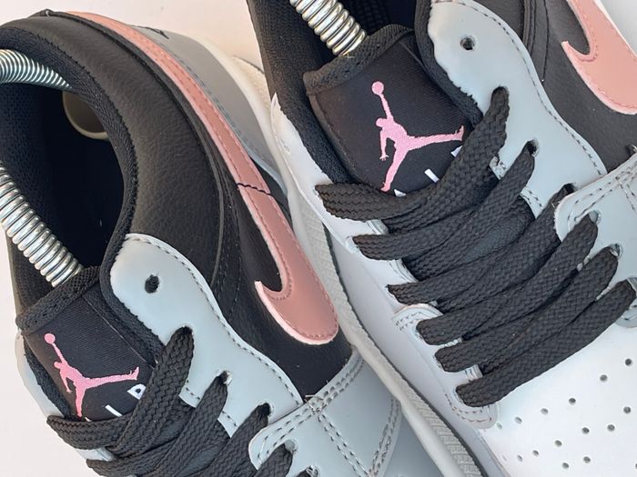 Jordan 1 Low Noir Gris Rose Femmes - photo numéro 2