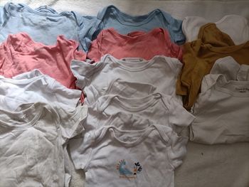 Lot de 12 bodys Taille 18 mois