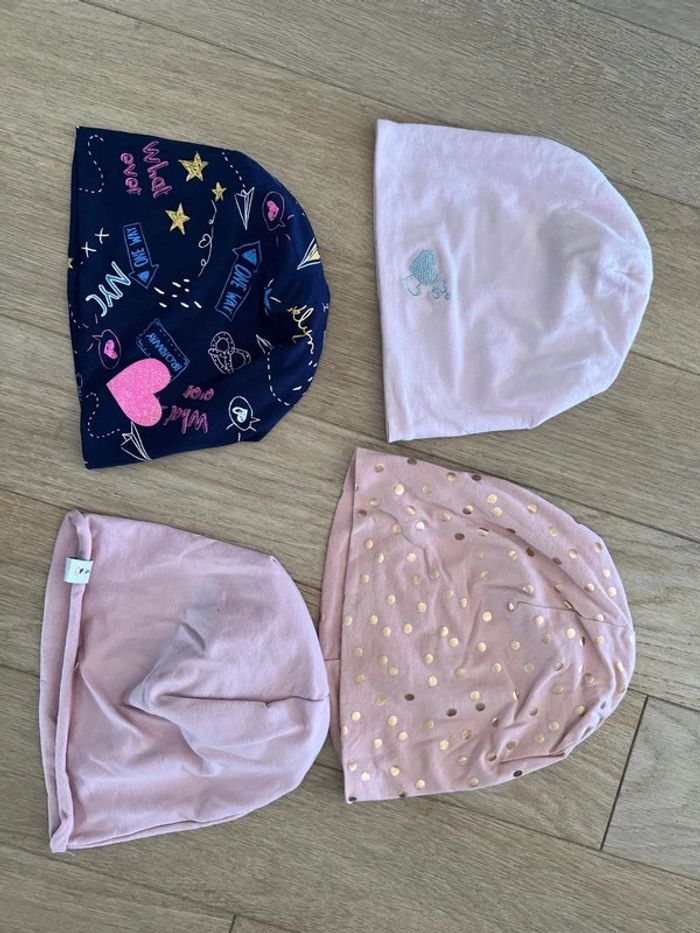Lot de 4 bonnets fins fille 56cm très bon état