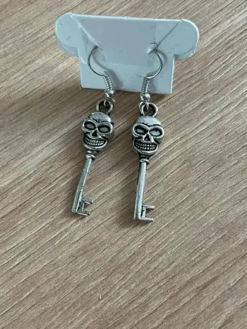Boucle d’oreille clé tête de mort argenté