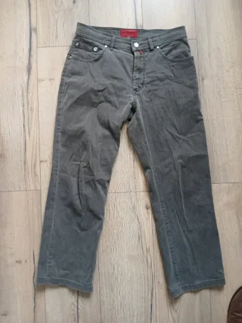 Jean gris pierre cardin taille haute W32 L34 mais correspond à un L30