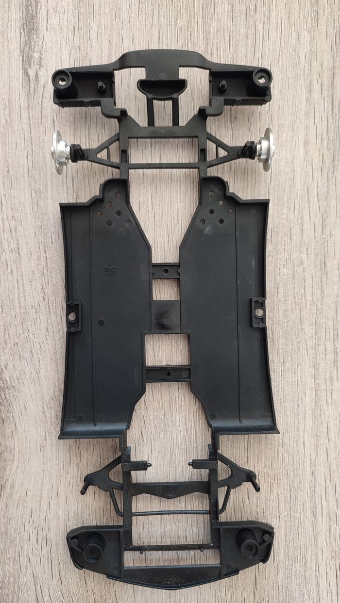 Châssis inférieur pièce détachée miniature Bburago Burago Chevrolet Corvette C5 1997 coupé 1/18 1/18