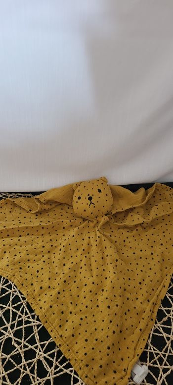 Doudou plat ours BOUT'CHOU MONOPRIX lange mouchoir moutarde étoiles noires 36 cm