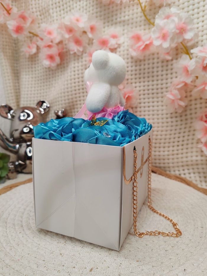 Box fleurale avec rose en satin - photo numéro 9