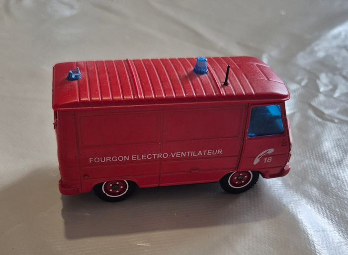 Solido toner gam camion pompier Peugeot J9 rouge 1/50 - photo numéro 3