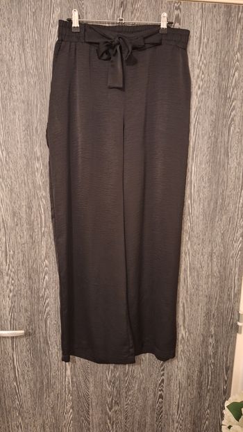 Pantalon crêpe fluide à ceinture élastiquée et nœud noir