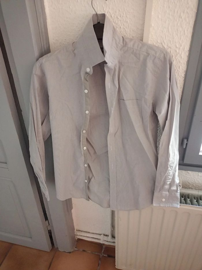 Chemise grise à lignes