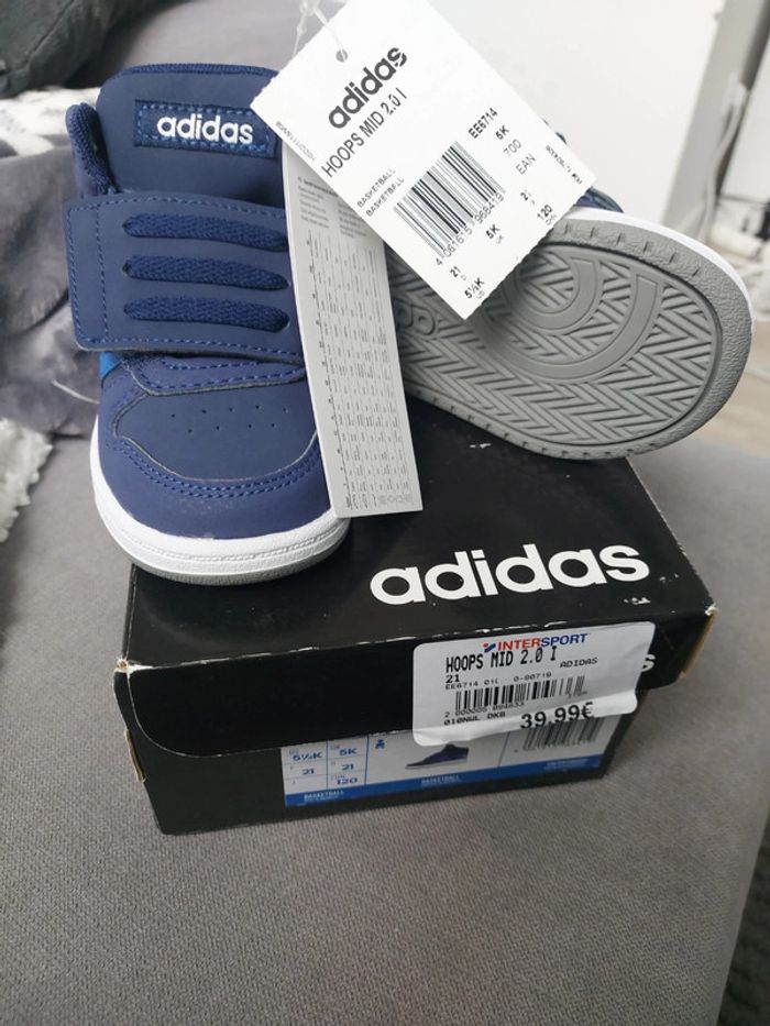 Baskets Adidas taille 21 neuve