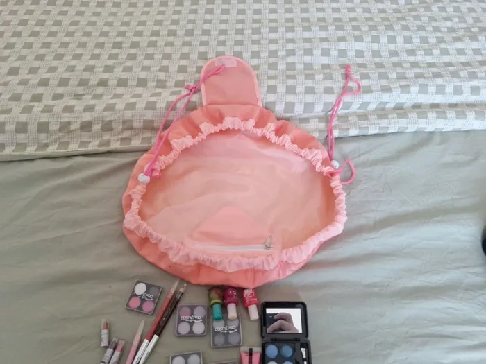 Trousse maquillage avec quelques maquillages - photo numéro 3