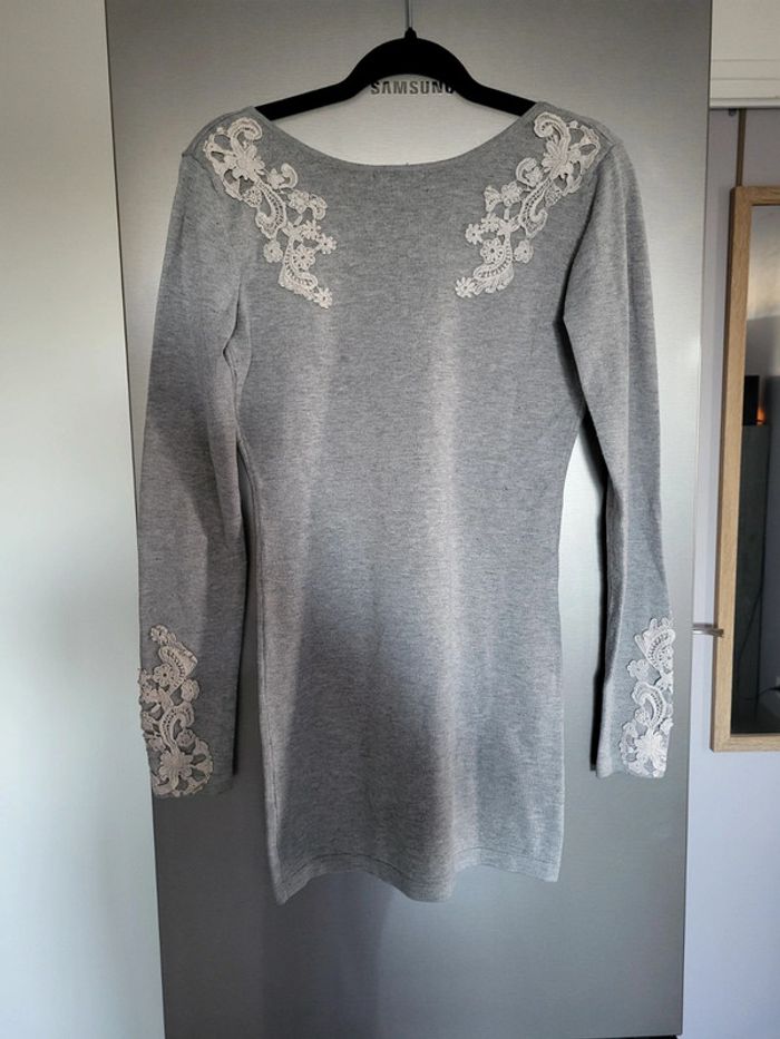 Robe pull grise et broderie - photo numéro 4