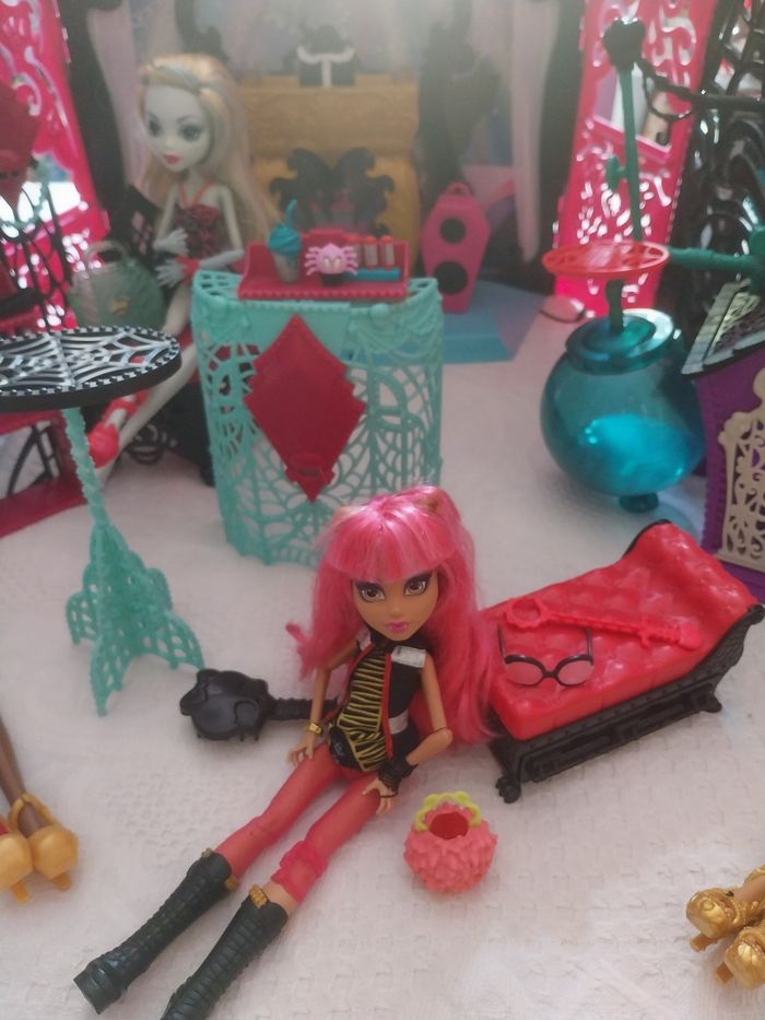 Très gros lot de Monster High 9 Poupées G1 Mobilier Accessoires Lagoona Clawdeen Draculaura Vénus Howleen Crypte Creepers Mattel - photo numéro 10