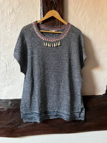 Haut ajouré bleu marine et blanc Esprit – T.L– détails brodés et pompons
