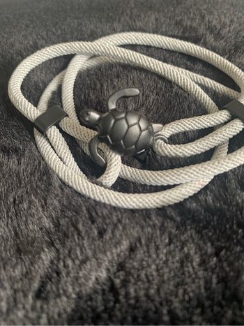 Bracelet gris clair tortue noire