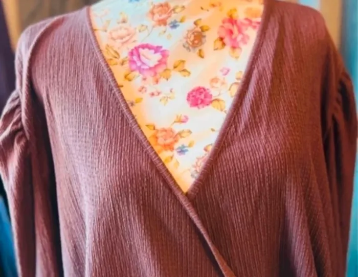 Blouse cache -cœur marron rosé – ONLY – Taille 50/52 - photo numéro 2