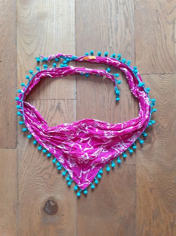 Foulard rose pompons bleus