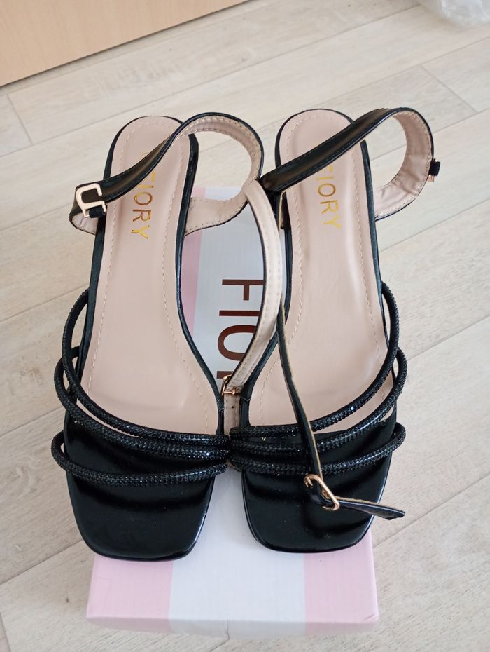 Sandale a talon noires vernies - photo numéro 6