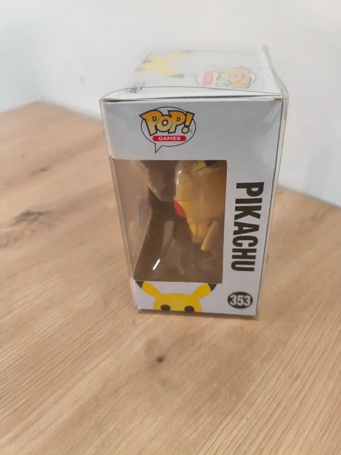 Figurine Funko pop pokémon Pikachu flocked - photo numéro 2