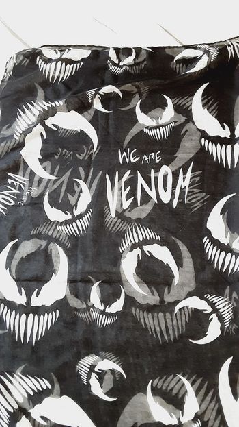 Foulard châle Vénom Marvel noir 120 x 120 cm Neuf