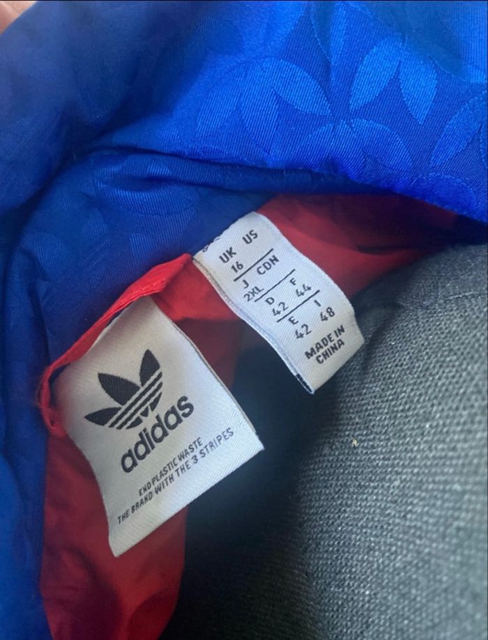 Doudoune bleue, Adidas, monogramme