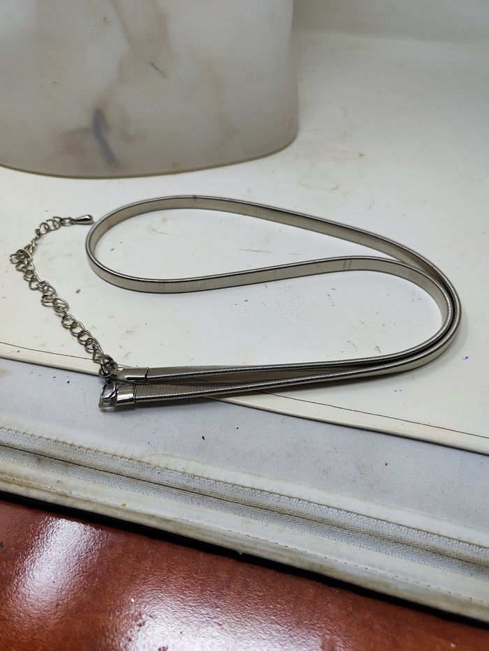 Ceinture argentée élégante flexible