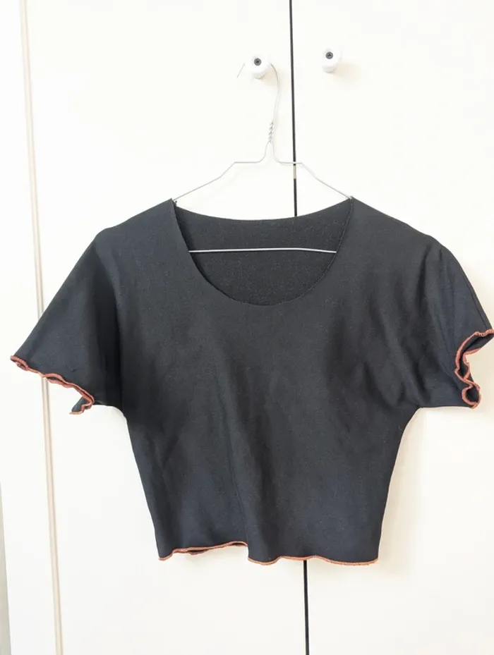 Crop top noir manches courtes surpiqûres orange neuf taille S 36 - photo numéro 2