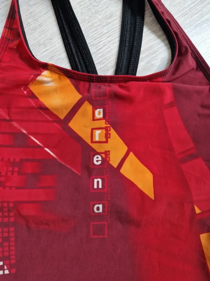Maillot de bain de natation Arena indiqué taille 36 mais convient à un 34 - photo numéro 2