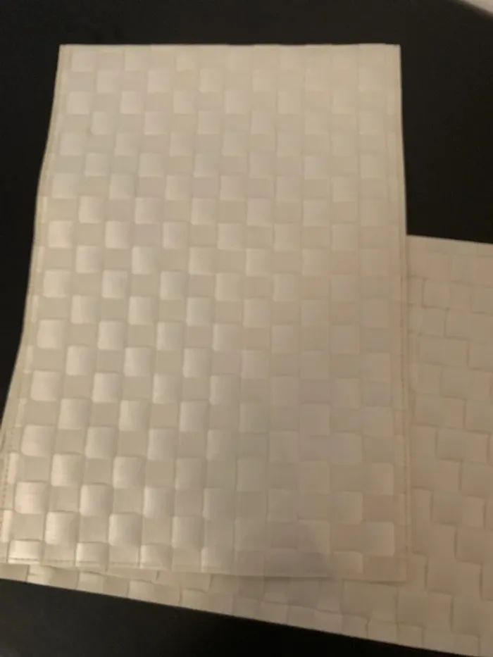 Deux ser  de table en plastique tressé - photo numéro 2