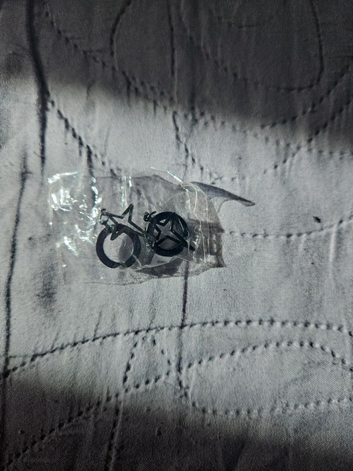 Boucles d'oreilles clip punk neuves noires