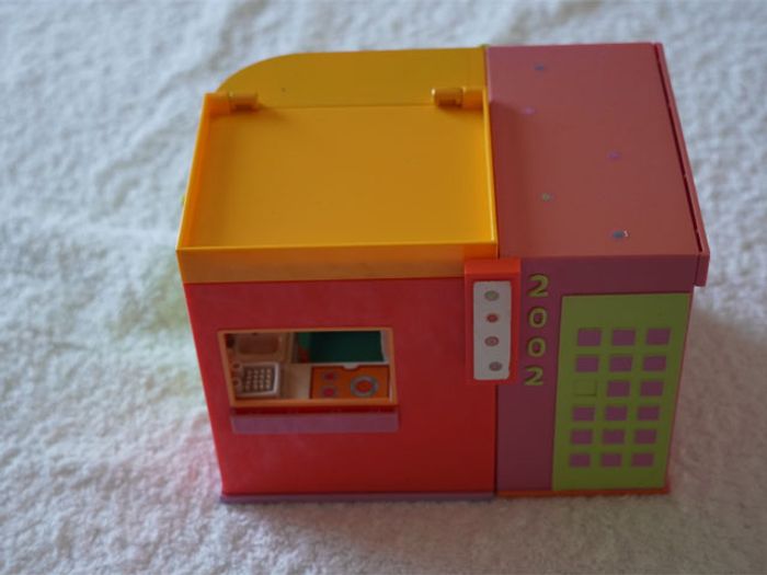 Lot n°1 Polly Pocket : 1 Maison + 3 poupées + accessoires - photo numéro 3