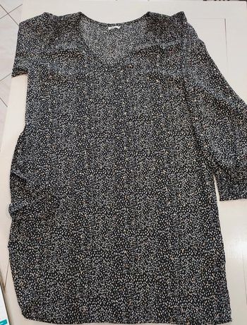 Robe noire avec inclusions blanches et dorées