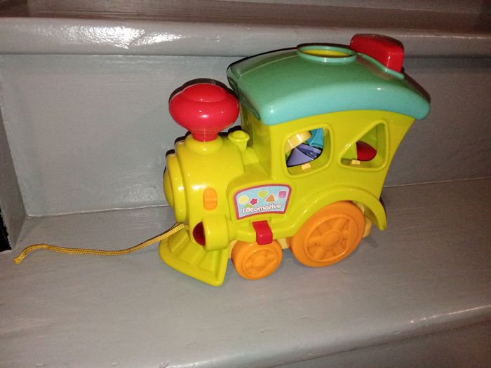 Locomotive à tirer avec cubes à encastrer