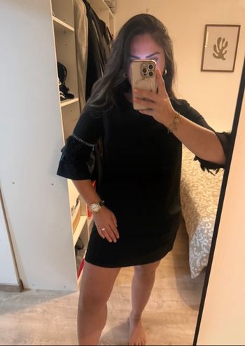 Jolie robe noire à plumes manches 3/4
