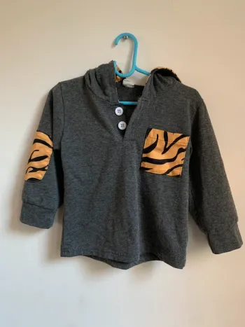 Sweat à capuche gris motifs tigre – Taille 100 (3/4 ans)