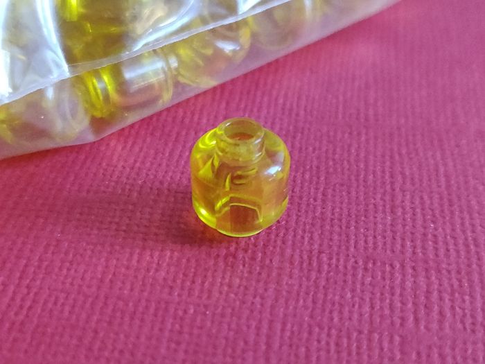 Lot 100 pièces têtes jaune transparent Lego - en parfait état - vrai Lego - photo numéro 2