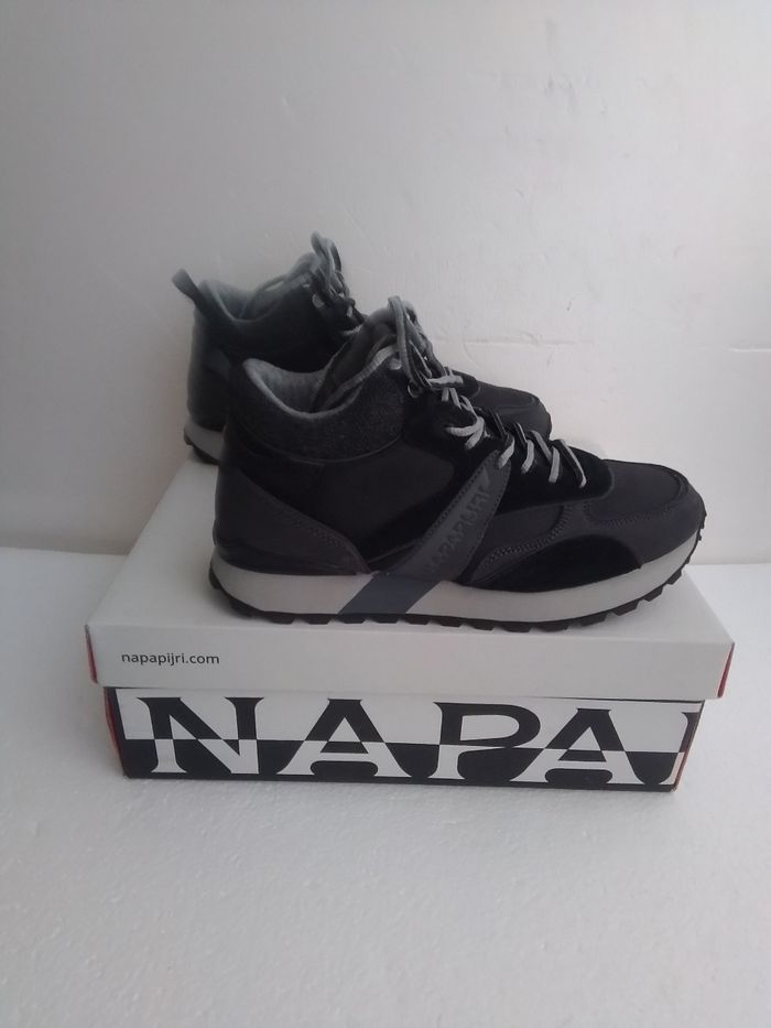 NAPAPIJRI  basket EU 40. Neuve. - photo numéro 4