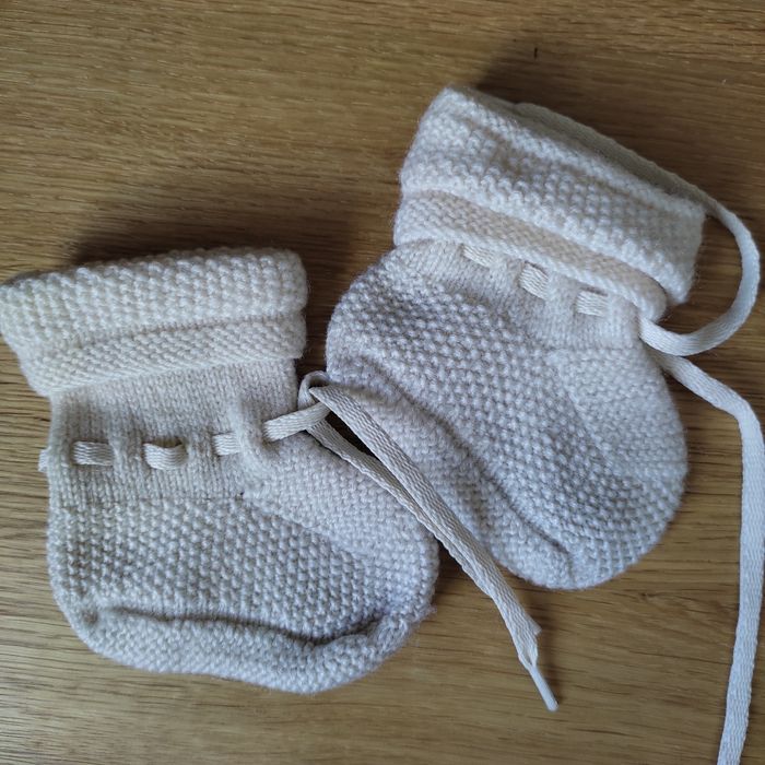 Petits chaussons bébé tricotés beiges