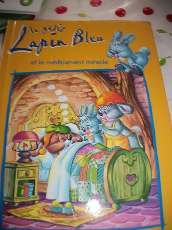 Livre le petit lapin bleu