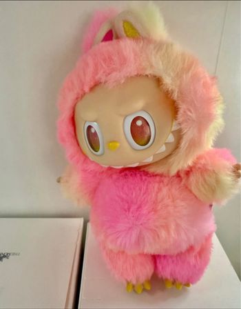 Big into Energy labubu jaune et rose