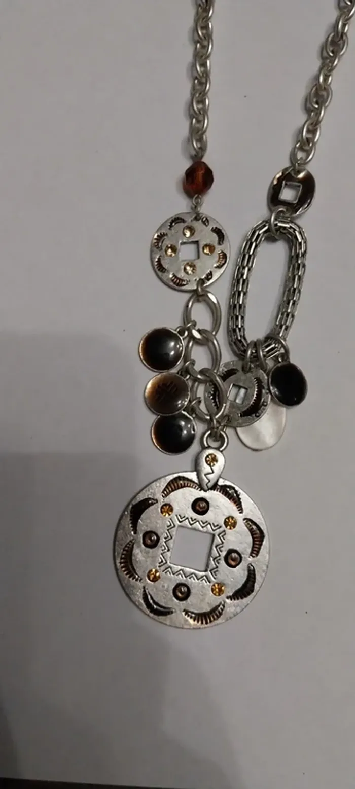 Collier fantaisie argent et marron avec breloques. Neuf - photo numéro 4