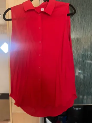 Blouse rouge sans manche