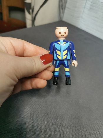 Figurine Playmobil homme en bleu et jaune