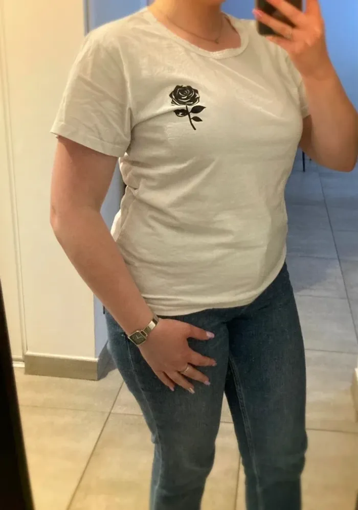 T-shirt blanc motif rose - photo numéro 2