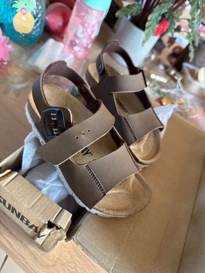 Superbes sandales Sunbay en cuir neuves avec étiquette pointure 29 - photo numéro 2