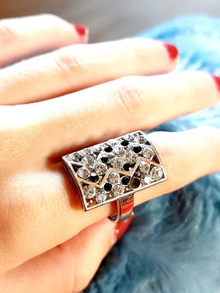 Magnifique bague rectangulaire ornée de strass - photo numéro 3