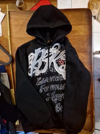 Sweat noir à capuche